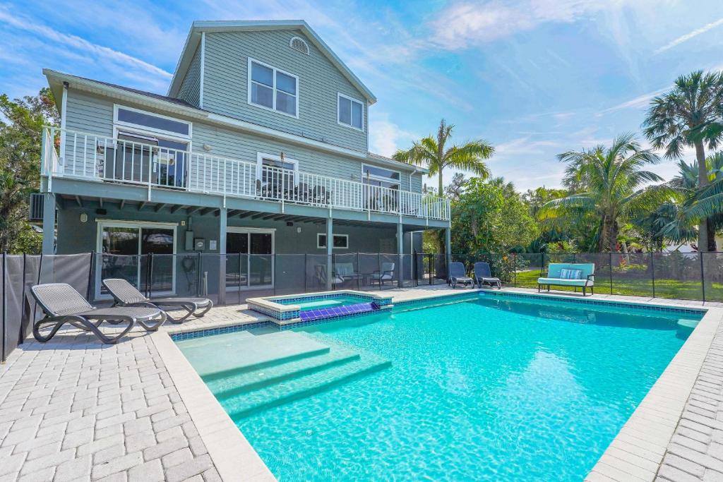 een huis met een zwembad voor een huis bij Enjoy a stress free vacation at this 3BR paradise in Sarasota