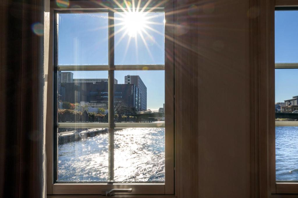 Výhled na řeku, která protéká v blízkosti hotelu