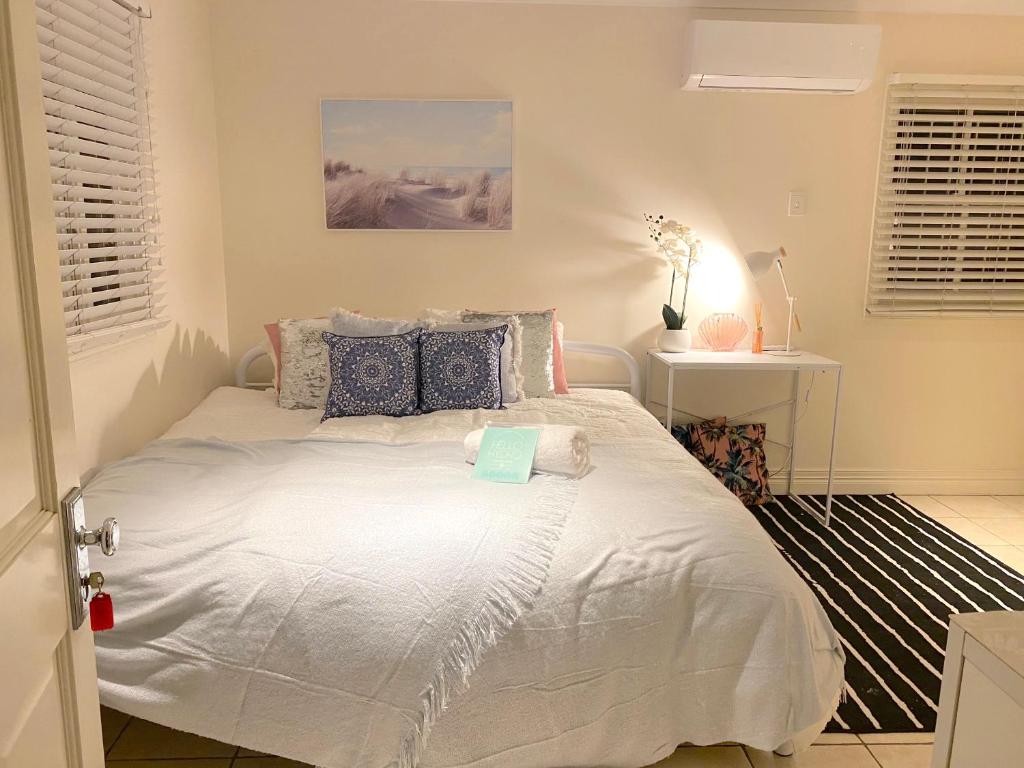um quarto com uma grande cama branca num quarto em Cosy Haven For Females Only or Females & Child/ren em Brisbane