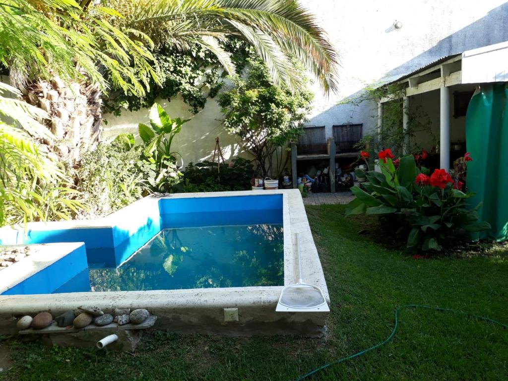 una piscina en un patio junto a una casa en Las dos A en Chascomús