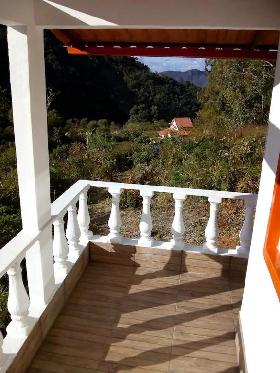 a white balcony with a view of a mountain at Bangalô - Sítio Cachoeiras do Caledônia in Nova Friburgo