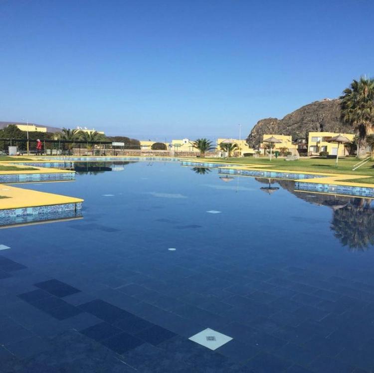 uma grande piscina de água junto a um campo de golfe em Bahía Inglesa em Caldera