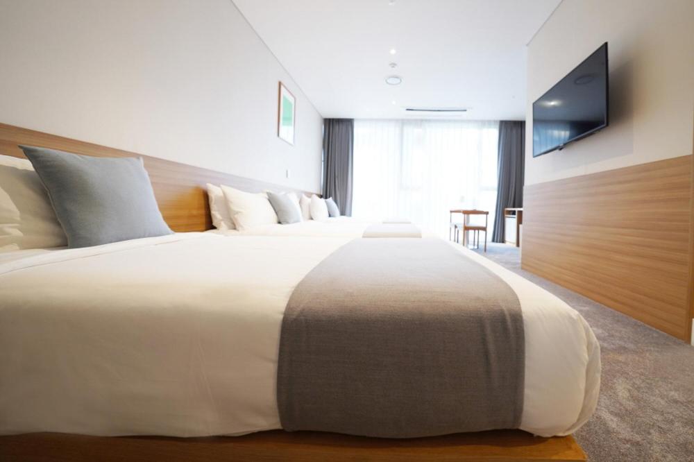 Postel nebo postele na pokoji v ubytování Sangsang Stay Busan