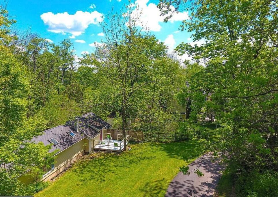 una vista aérea de una casa en el bosque en Peddlers Carriage house, en New Hope
