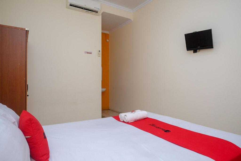 RedDoorz near Jalan Wolter Monginsidi Manado - Deluxe Room