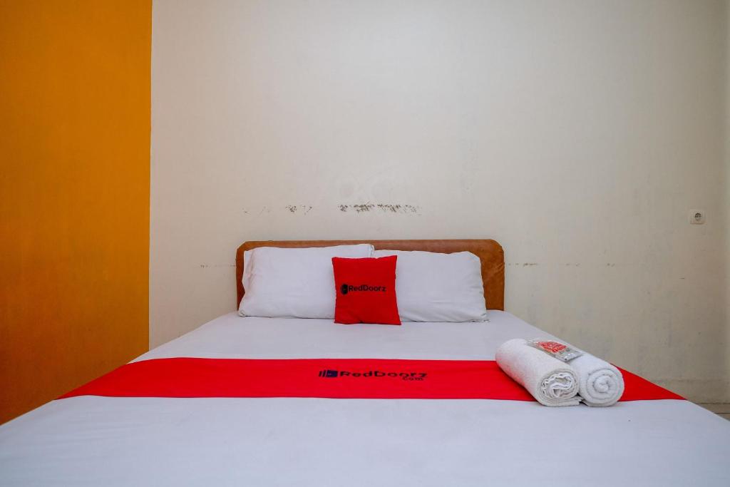 RedDoorz near Jalan Wolter Monginsidi Manado - Wirtschaft Doppelzimmer