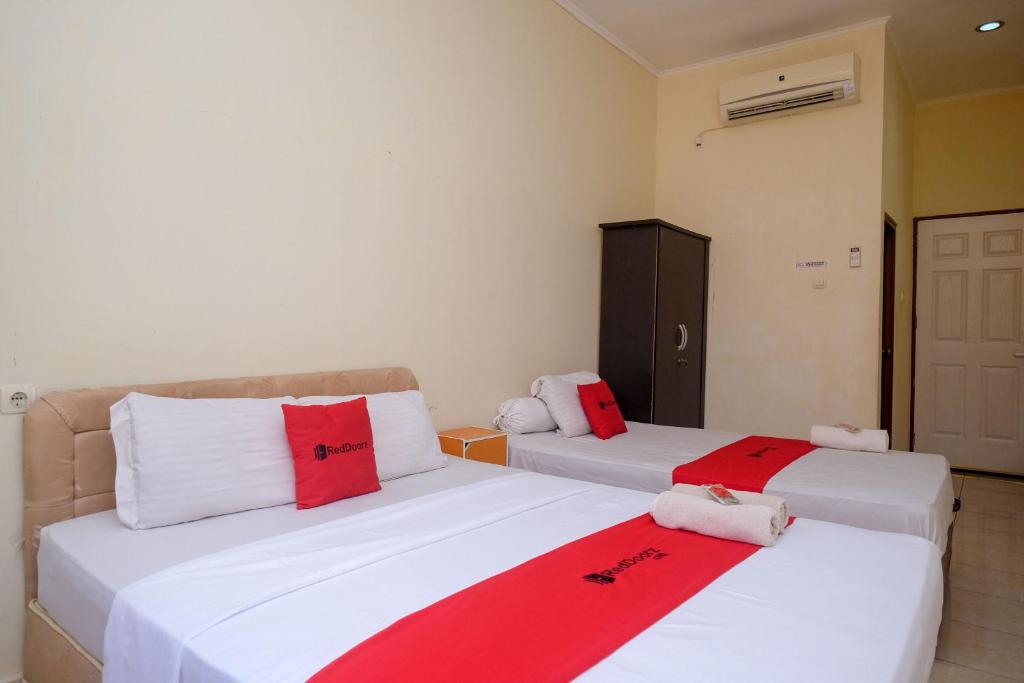 RedDoorz near Jalan Wolter Monginsidi Manado - Семейная комната