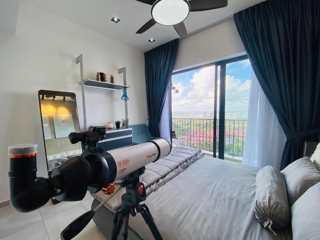 Schlafzimmer mit einer Kamera auf einem Bett und einem Spiegel in der Unterkunft Orang Utan Guest House in Sandakan