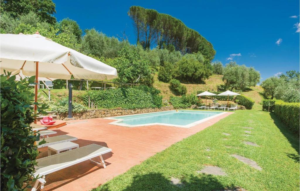 uma piscina com cadeiras e um guarda-sol em Casa Vanessa em Cireglio