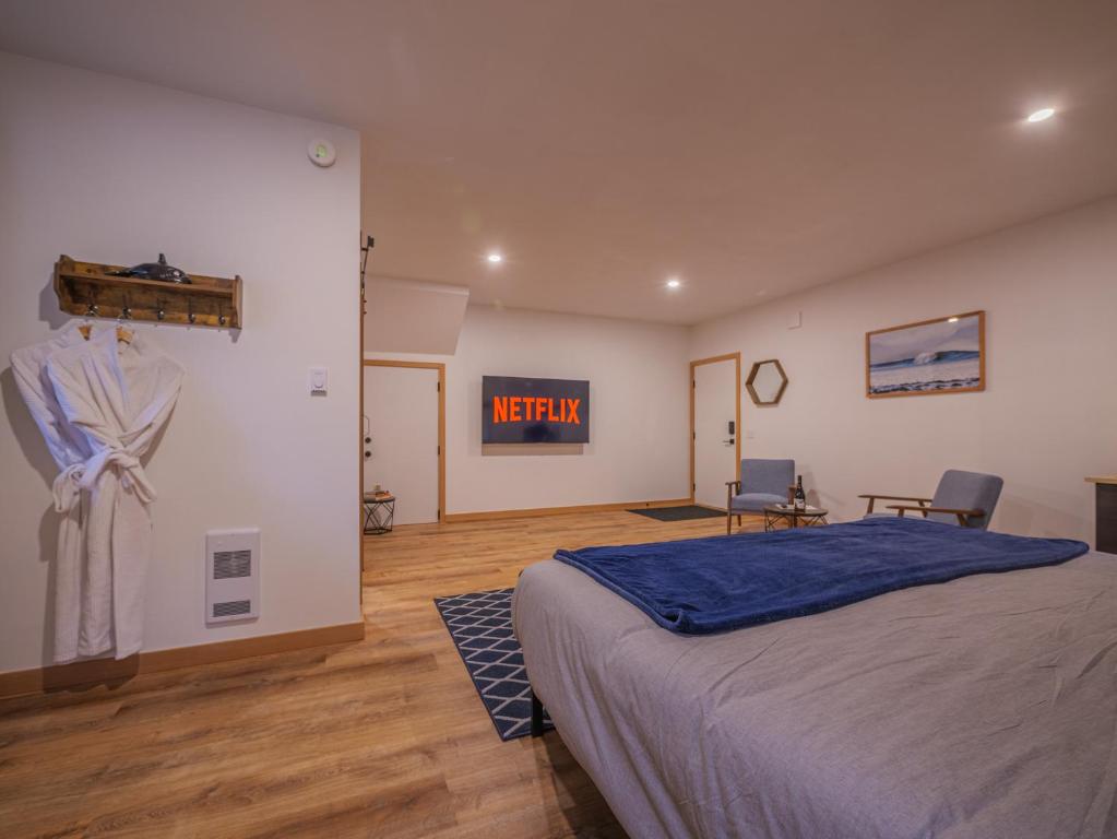 Postel nebo postele na pokoji v ubytování Winter's Hideaway Suite