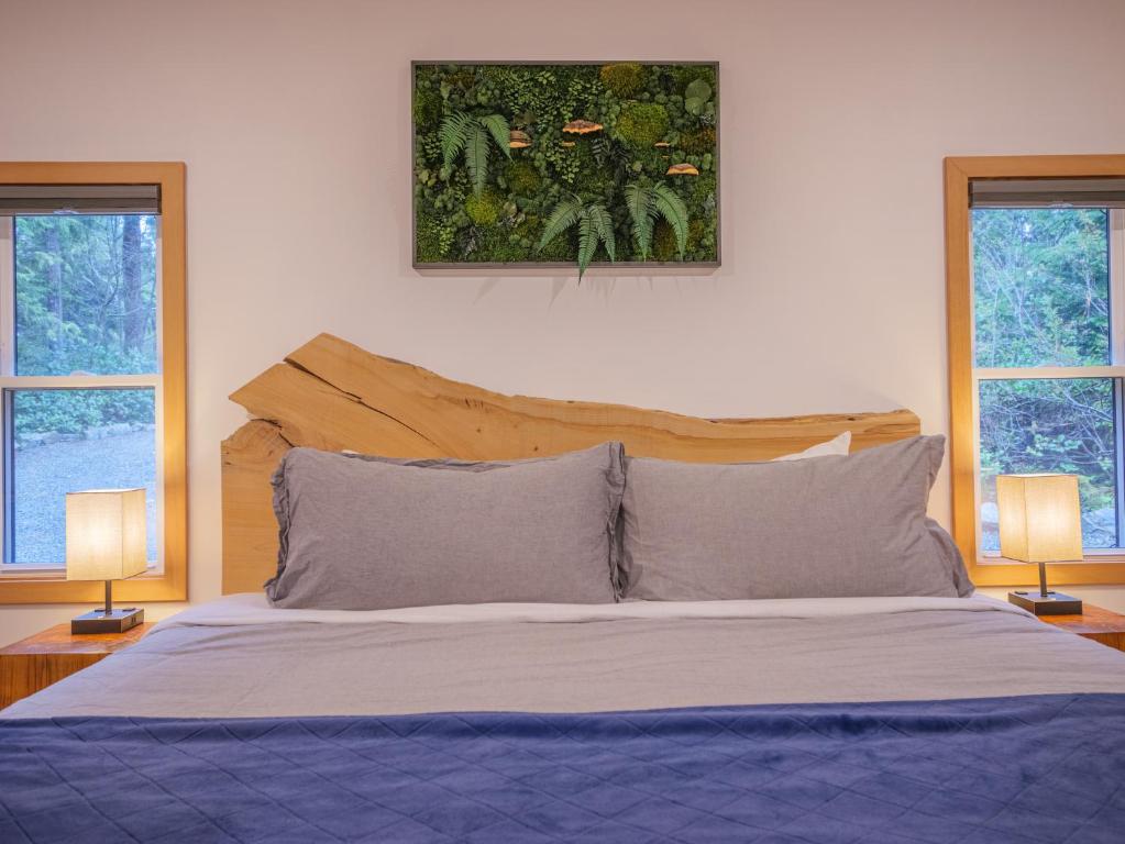 Postel nebo postele na pokoji v ubytování Winter's Hideaway Suite