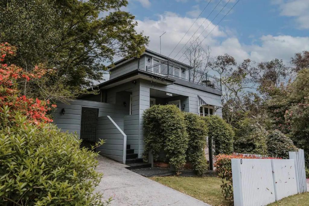 une maison avec un balcon au-dessus dans l'établissement Parkside, à Blackheath