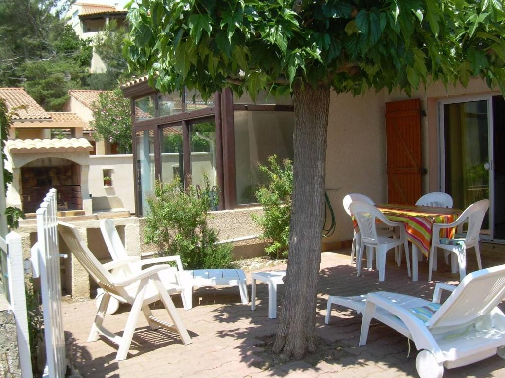 Photo de la galerie de l'établissement Charmant Pavillon Climatisé, 300m Plage, 2 Chambres + Mezzanine, Terrasse Sud, Parking, Proche Commerces - FR-1-229D-84, à Fleury