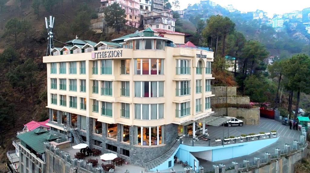 um grande edifício com uma placa em The Zion Shimla em Shimla