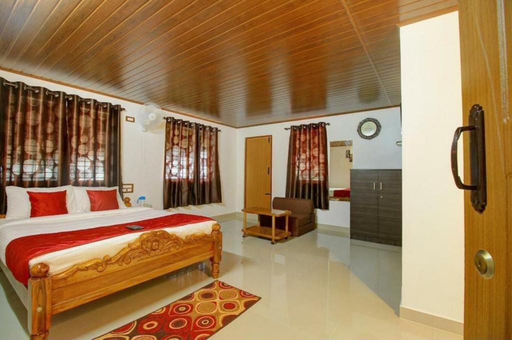 um quarto com uma cama grande num quarto em Hill View Homestay Madikeri Coorg em Madikeri