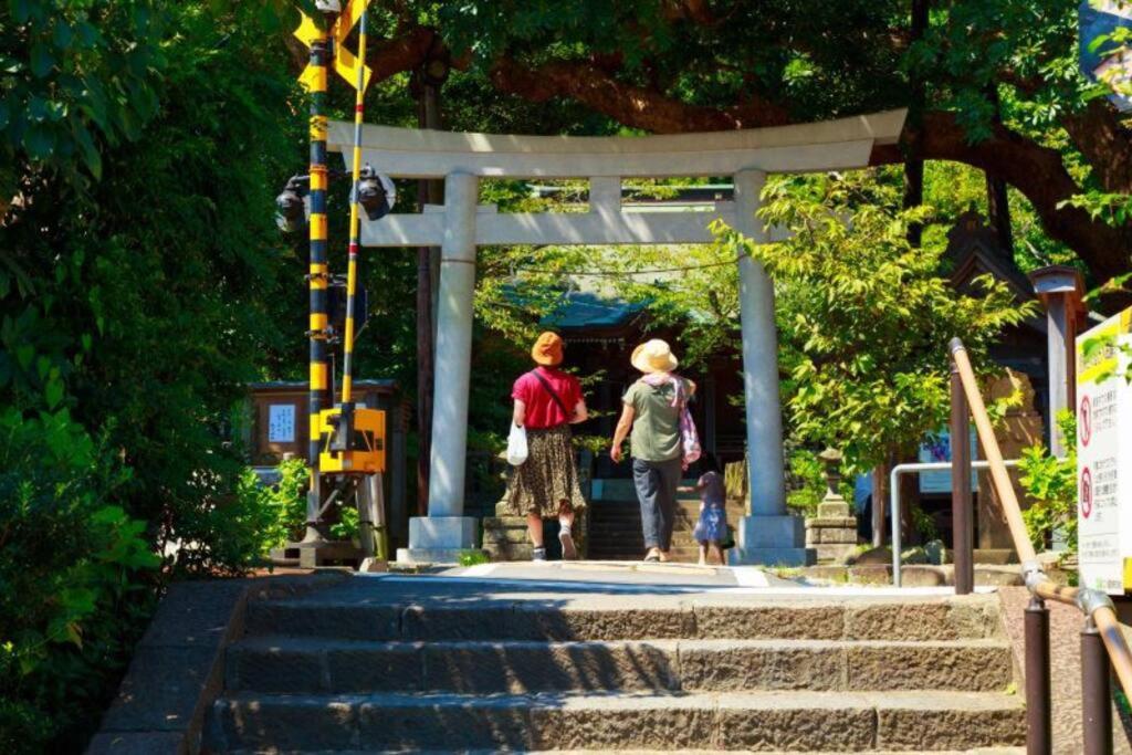 duas pessoas a descer as escadas num parque em Seaside House Enoshima 江ノ島, Free Parking 漫居湘南海岸, 尋訪灌籃高手 em Koshigoe