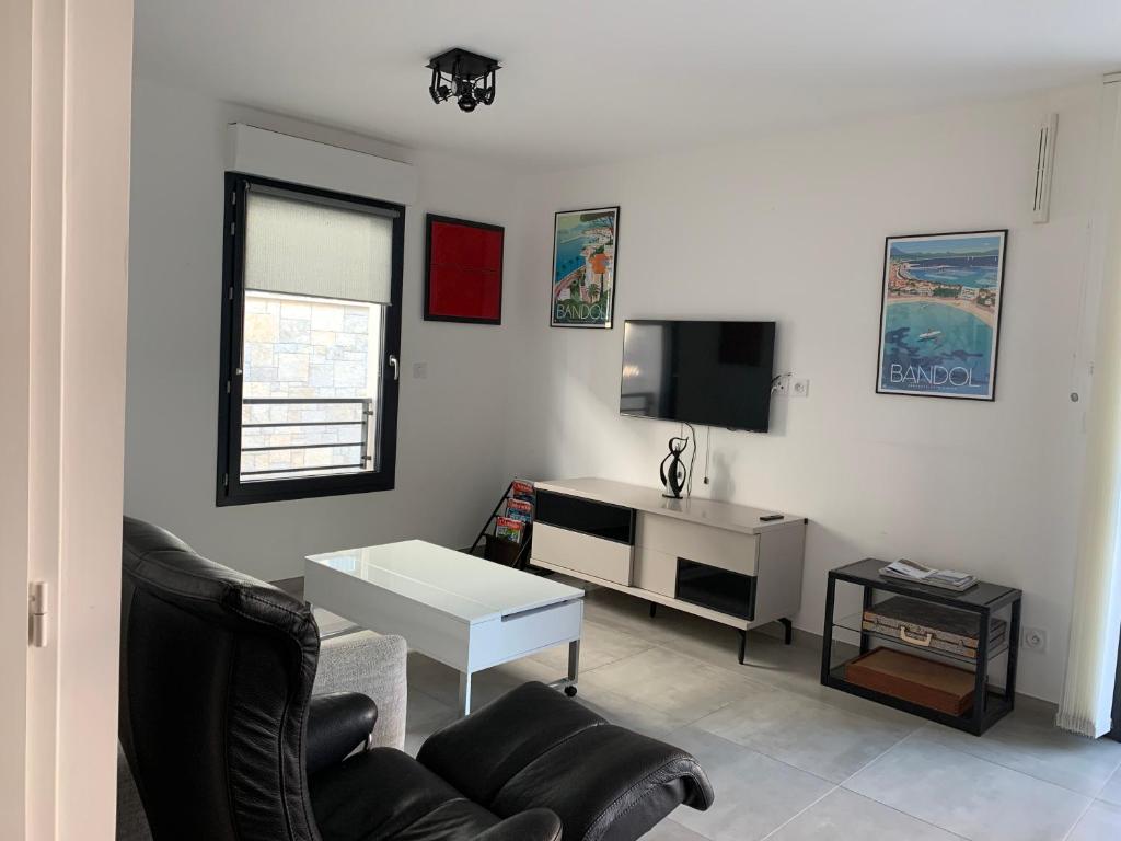 Televízia a/alebo spoločenská miestnosť v ubytovaní Ô Fil de l'Eau - Appartement standing vue mer A08 T2