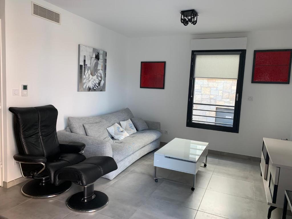 Posedenie v ubytovaní Ô Fil de l'Eau - Appartement standing vue mer A08 T2
