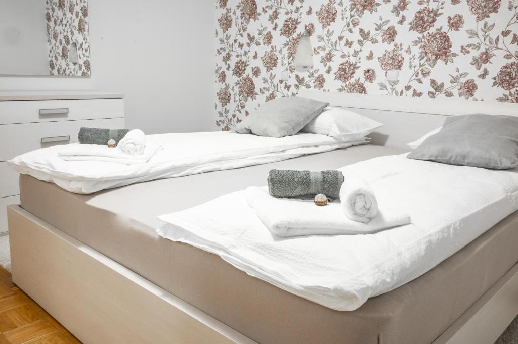 duas camas num quarto com toalhas em Apartma Tia 2 em Zrece