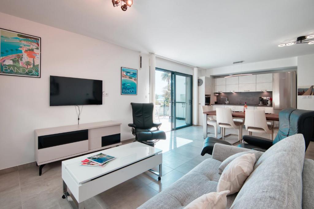 Televízia a/alebo spoločenská miestnosť v ubytovaní Ô Fil de l'Eau - Appartement standing vue mer A08 T2
