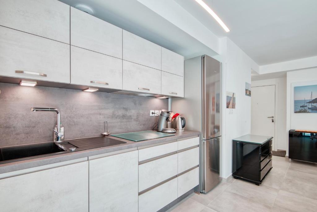 Kuchyňa alebo kuchynka v ubytovaní Ô Fil de l'Eau - Appartement standing vue mer A08 T2