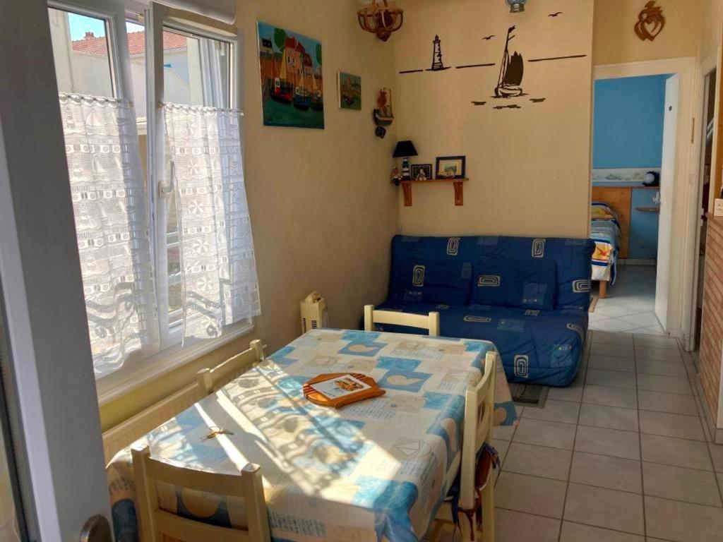 une petite chambre avec deux lits et un canapé dans l'établissement Appartement à 80m² de la Mer avec Terrasse, Jardin et Parking - 4 pers, 35m² - FR-1-540-177, à Notre-Dame-de-Monts