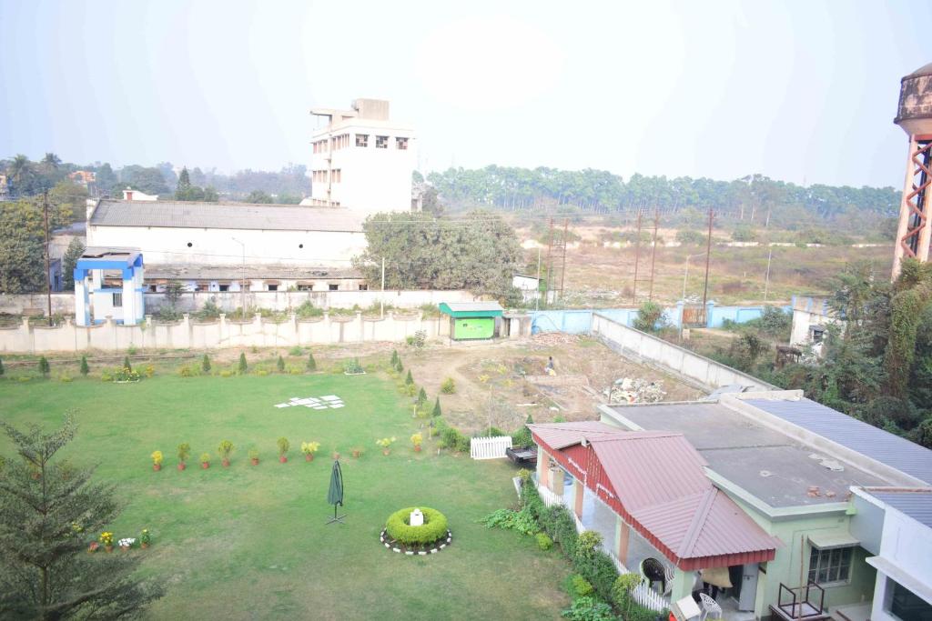 una vista aérea de un edificio con un gran patio en Tris Planet Kalyani by Easygorooms!!, en Kalyani