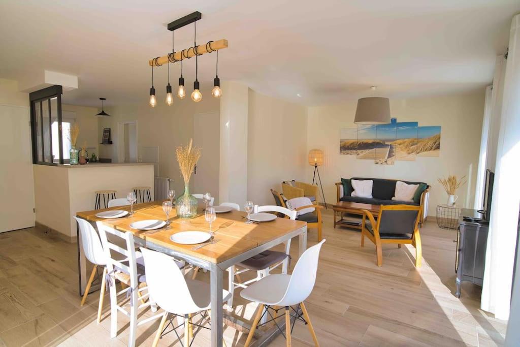 ein Esszimmer und ein Wohnzimmer mit einem Tisch und Stühlen in der Unterkunft Sea, Surf and Sun in Saint-Pierre-Quiberon