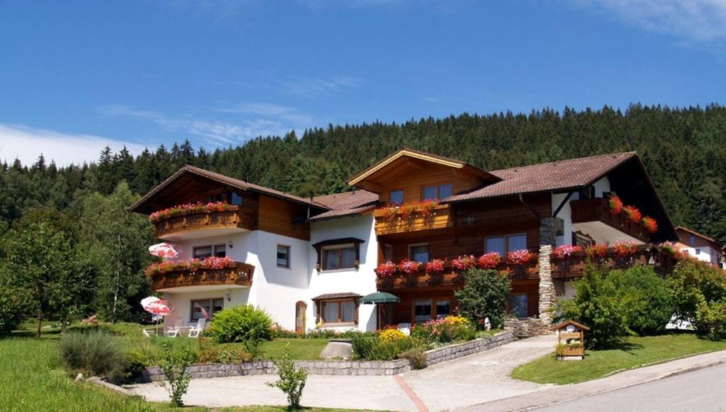 una casa grande con macetas de flores. en Ferienwohnungen im Himmelreich, en Lam