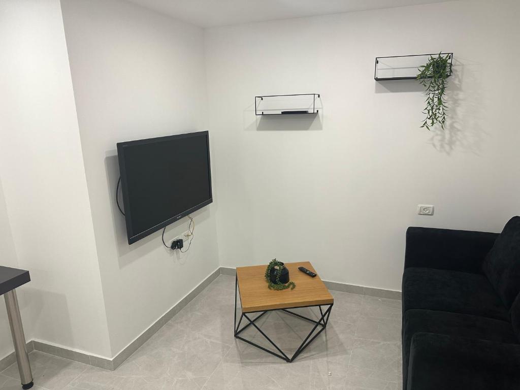 Televisor o centre d'entreteniment de מישל נופש ,צופית תחתית 6003