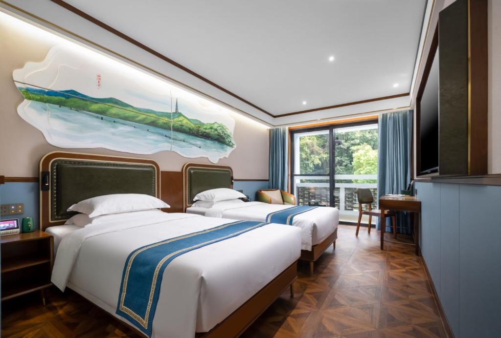 - 2 lits dans une chambre d'hôtel ornée d'une peinture murale dans l'établissement Nost algia S Hotel Hangzhou West Lake & Lingyin Temple 时光漫步S酒店杭州西湖店 Free laundry service, Free fresh ground coffee, à Hangzhou
