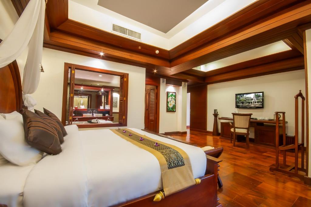 Postel nebo postele na pokoji v ubytování THE PRIVILEGE FLOOR by Borei Angkor