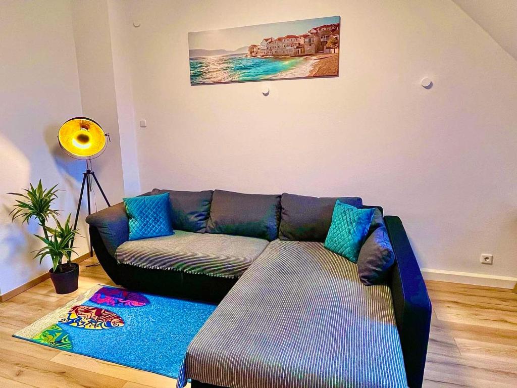 ein Wohnzimmer mit einer Couch in einem Zimmer in der Unterkunft Bis 5 Personen, Parkplatz, Arbeitsplatz in Solingen