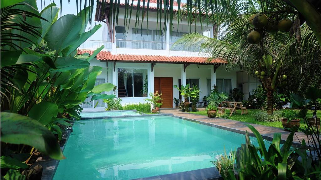 Villa Prambanan Jogja with Private Swimming Pool by Simply Homy 내부 또는 인근 수영장