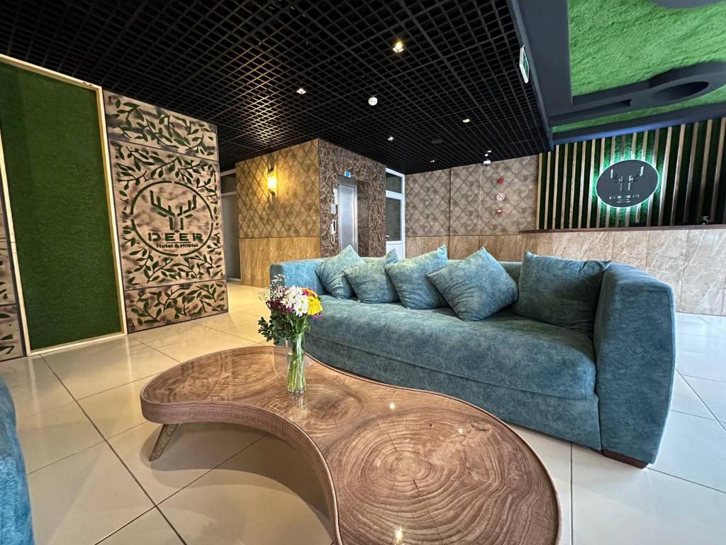 sala de estar con sofá azul y mesa en Deer Hostel & Hotel, en Antalya