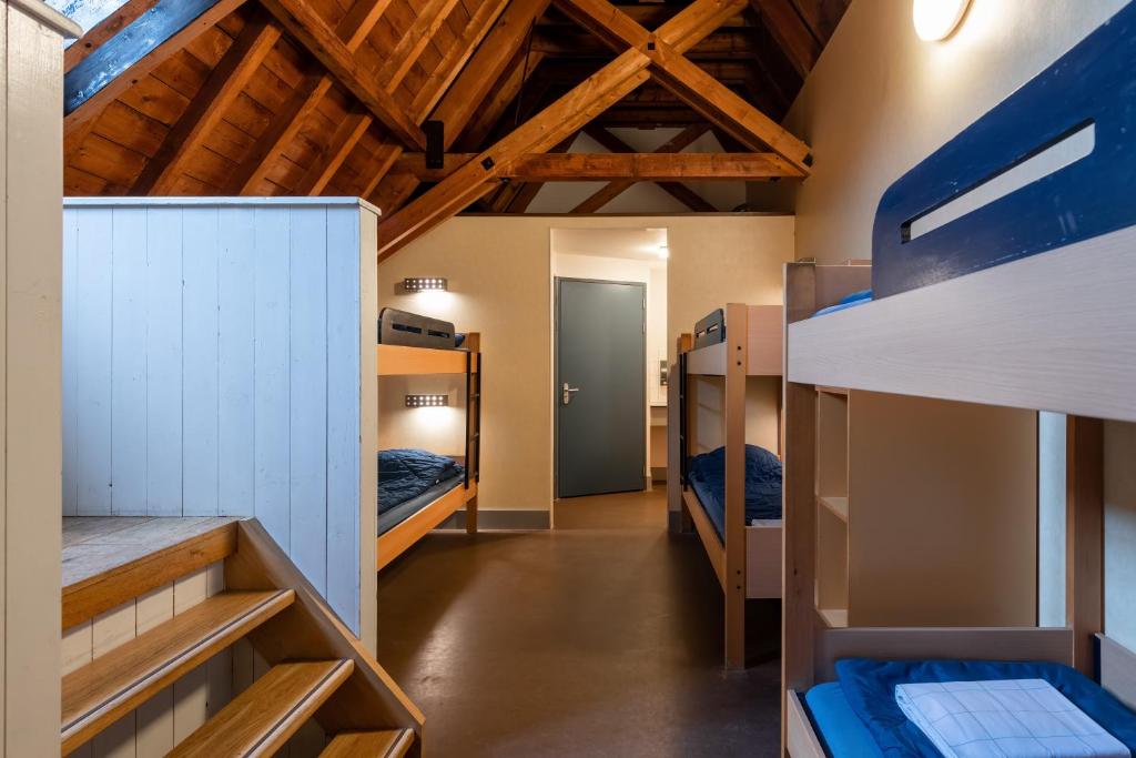Postel nebo postele na pokoji v ubytování Stayokay Hostel Heemskerk