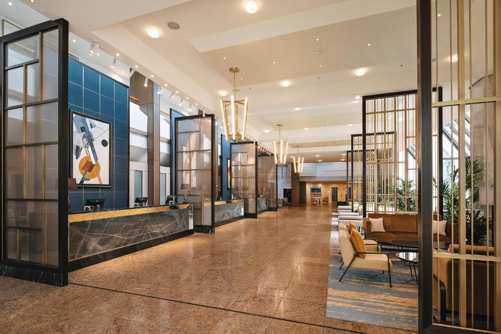 eine Lobby eines Gebäudes mit Wartebereich in der Unterkunft InterContinental Berlin, an IHG Hotel in Berlin