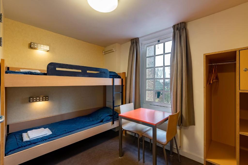 Postel nebo postele na pokoji v ubytování Stayokay Hostel Heemskerk