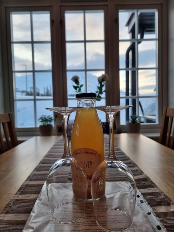 una botella de zumo de naranja sentada en una mesa en Leilighet Gaustablikk en Rjukan
