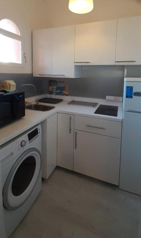 Kuchnia lub aneks kuchenny w obiekcie Superbe Studio accès direct à la plage de Renecros Tout à pied linge de lit, serviettes de bain et ménage de fin de séjour inclus