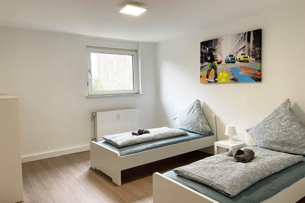 een kamer met 2 bedden en een raam bij cozy 2-room Apartment in Brühl