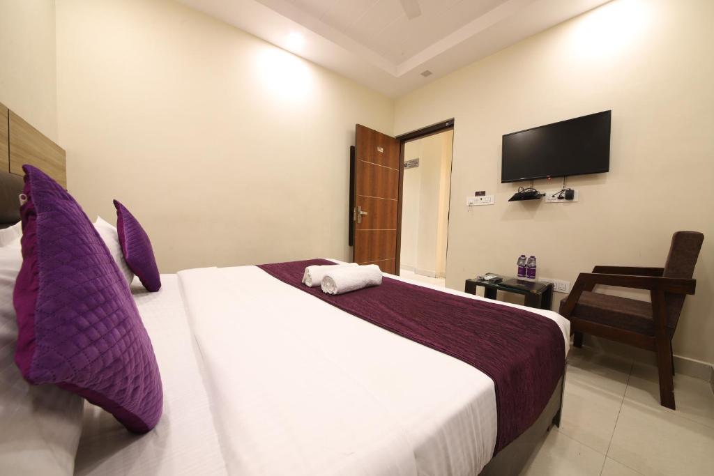 TV a/nebo společenská místnost v ubytování Perfect Stayz Dwarkesh - Hotel Near Haridwar Railway station
