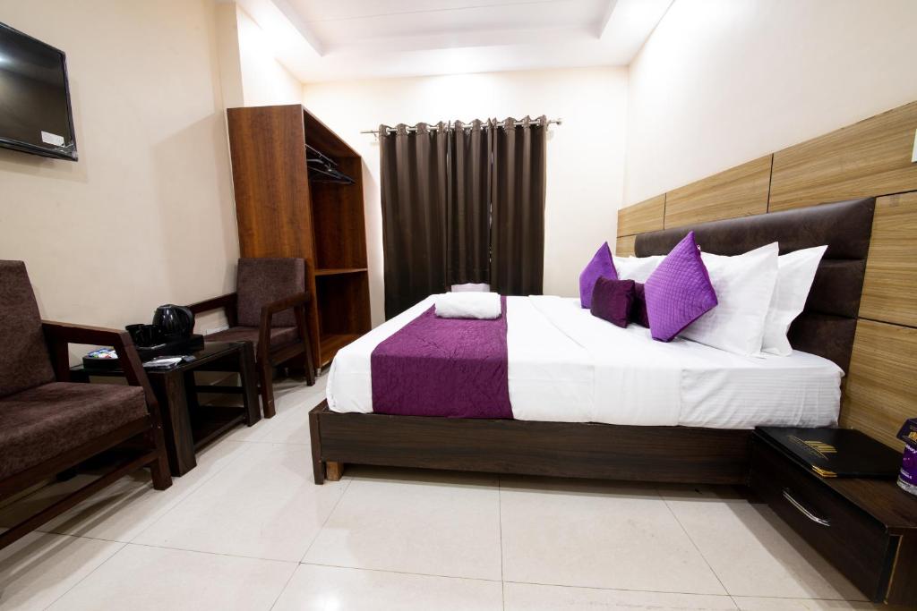 Postel nebo postele na pokoji v ubytování Perfect Stayz Dwarkesh - Hotel Near Haridwar Railway station