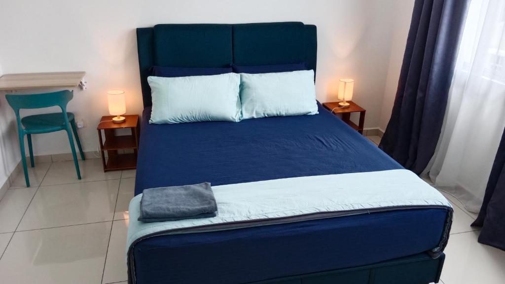 um quarto com uma cama azul e uma cabeceira azul em Muslim Homestay at Meru Ipoh With Swimming Pool & Free Parkings em Ipoh