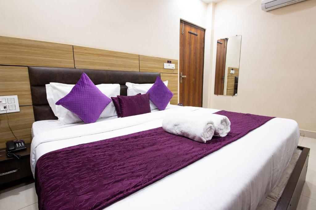 Postel nebo postele na pokoji v ubytování Perfect Stayz Dwarkesh - Hotel Near Haridwar Railway station
