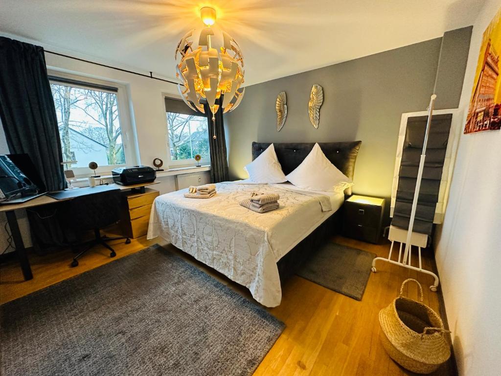 een slaapkamer met een bed met een bureau en een bed sidx sidx sidx bij stilvoll-mit Balkon- zentral - Netflix-Nespresso in Essen