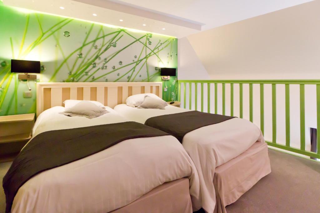 Postel nebo postele na pokoji v ubytování Logis Hôtel Restaurant Le Fruitier