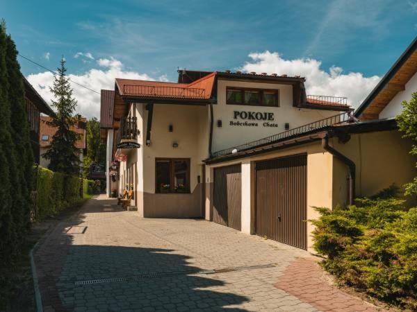 a building with a garage on a street at Bobcikowa Chata in Szczawnica