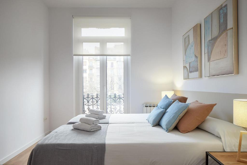 A bed or beds in a room at Autonomia - The Rentals Collection
