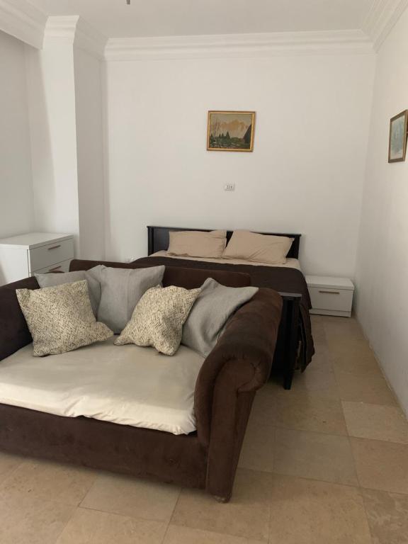 una cama con almohadas en una habitación en Ground Floor Room with Garden, en Sheikh Zayed